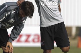 Paulo Andr e Paulinho durante o treino do Corinthians que aconteceu esta manh no CT Joaquim Grava, no Parque Ecolgico do Tiete. O time se prepara para o jogo contra o Vasco da Gama, dia 06/07, quarta-feira, a noite, no estdio do Pacaembu, pela 8 rodada do Brasileiro 2011