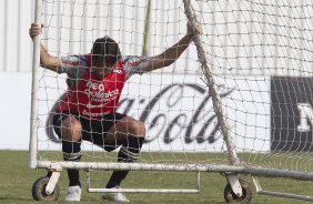 Paulo André fazendo alongamento durante o treino do Corinthians que aconteceu esta manhã no CT Joaquim Grava, no Parque Ecológico do Tiete. O time se prepara para o jogo contra o Vasco da Gama, dia 06/07, quarta-feira, a noite, no estádio do Pacaembu, pela 8ª rodada do Brasileirão 2011