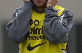 Alessandro durante o treino do Corinthians que aconteceu esta tarde no CT Joaquim Grava, no Parque Ecolgico do Tiete. O time se prepara para o jogo contra o Vasco da Gama, dia 06/07, quarta-feira, a noite, no estdio do Pacaembu, pela 8 rodada do Brasileiro 2011