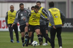 Alex e Danilo(e) durante o treino do Corinthians que aconteceu esta tarde no CT Joaquim Grava, no Parque Ecolgico do Tiete. O time se prepara para o jogo contra o Vasco da Gama, dia 06/07, quarta-feira, a noite, no estdio do Pacaembu, pela 8 rodada do Brasileiro 2011