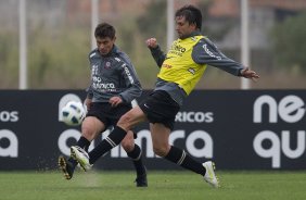 Alex e Paulo Andr durante o treino do Corinthians que aconteceu esta tarde no CT Joaquim Grava, no Parque Ecolgico do Tiete. O time se prepara para o jogo contra o Vasco da Gama, dia 06/07, quarta-feira, a noite, no estdio do Pacaembu, pela 8 rodada do Brasileiro 2011