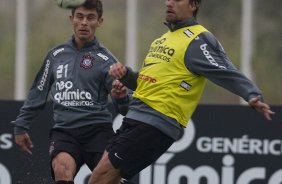 Alex e Paulo Andr durante o treino do Corinthians que aconteceu esta tarde no CT Joaquim Grava, no Parque Ecolgico do Tiete. O time se prepara para o jogo contra o Vasco da Gama, dia 06/07, quarta-feira, a noite, no estdio do Pacaembu, pela 8 rodada do Brasileiro 2011