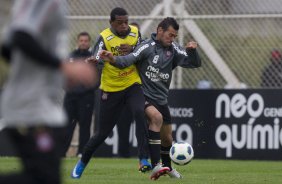 Edenilson e Leandro Castn durante o treino do Corinthians que aconteceu esta tarde no CT Joaquim Grava, no Parque Ecolgico do Tiete. O time se prepara para o jogo contra o Vasco da Gama, dia 06/07, quarta-feira, a noite, no estdio do Pacaembu, pela 8 rodada do Brasileiro 2011