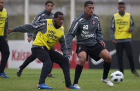 Edenilson e Ralf durante o treino do Corinthians que aconteceu esta tarde no CT Joaquim Grava, no Parque Ecolgico do Tiete. O time se prepara para o jogo contra o Vasco da Gama, dia 06/07, quarta-feira, a noite, no estdio do Pacaembu, pela 8 rodada do Brasileiro 2011