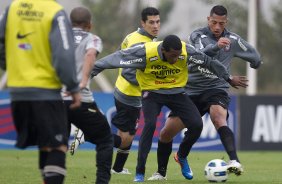 Edenilson e Ralf durante o treino do Corinthians que aconteceu esta tarde no CT Joaquim Grava, no Parque Ecolgico do Tiete. O time se prepara para o jogo contra o Vasco da Gama, dia 06/07, quarta-feira, a noite, no estdio do Pacaembu, pela 8 rodada do Brasileiro 2011