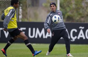 Elias e Fabio Santos durante o treino do Corinthians que aconteceu esta tarde no CT Joaquim Grava, no Parque Ecolgico do Tiete. O time se prepara para o jogo contra o Vasco da Gama, dia 06/07, quarta-feira, a noite, no estdio do Pacaembu, pela 8 rodada do Brasileiro 2011