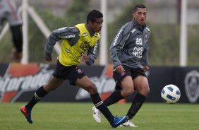 Elias e Ralf durante o treino do Corinthians que aconteceu esta tarde no CT Joaquim Grava, no Parque Ecolgico do Tiete. O time se prepara para o jogo contra o Vasco da Gama, dia 06/07, quarta-feira, a noite, no estdio do Pacaembu, pela 8 rodada do Brasileiro 2011