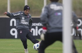 Fabio Santos durante o treino do Corinthians que aconteceu esta tarde no CT Joaquim Grava, no Parque Ecolgico do Tiete. O time se prepara para o jogo contra o Vasco da Gama, dia 06/07, quarta-feira, a noite, no estdio do Pacaembu, pela 8 rodada do Brasileiro 2011