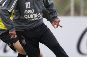 Fabio Santos durante o treino do Corinthians que aconteceu esta tarde no CT Joaquim Grava, no Parque Ecolgico do Tiete. O time se prepara para o jogo contra o Vasco da Gama, dia 06/07, quarta-feira, a noite, no estdio do Pacaembu, pela 8 rodada do Brasileiro 2011