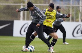 Fabio Santos e Alessandro durante o treino do Corinthians que aconteceu esta tarde no CT Joaquim Grava, no Parque Ecolgico do Tiete. O time se prepara para o jogo contra o Vasco da Gama, dia 06/07, quarta-feira, a noite, no estdio do Pacaembu, pela 8 rodada do Brasileiro 2011