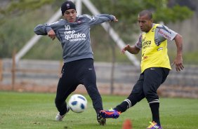 Fabio Santos e Emerson durante o treino do Corinthians que aconteceu esta tarde no CT Joaquim Grava, no Parque Ecolgico do Tiete. O time se prepara para o jogo contra o Vasco da Gama, dia 06/07, quarta-feira, a noite, no estdio do Pacaembu, pela 8 rodada do Brasileiro 2011