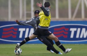 Jorge Henrique e Bruno Octavio durante o treino do Corinthians que aconteceu esta tarde no CT Joaquim Grava, no Parque Ecolgico do Tiete. O time se prepara para o jogo contra o Vasco da Gama, dia 06/07, quarta-feira, a noite, no estdio do Pacaembu, pela 8 rodada do Brasileiro 2011