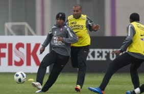 Jorgen Henrique e Emerson durante o treino do Corinthians que aconteceu esta tarde no CT Joaquim Grava, no Parque Ecolgico do Tiete. O time se prepara para o jogo contra o Vasco da Gama, dia 06/07, quarta-feira, a noite, no estdio do Pacaembu, pela 8 rodada do Brasileiro 2011