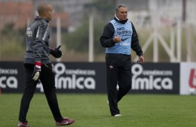 Julio Cesar e Tite durante o treino do Corinthians que aconteceu esta tarde no CT Joaquim Grava, no Parque Ecolgico do Tiete. O time se prepara para o jogo contra o Vasco da Gama, dia 06/07, quarta-feira, a noite, no estdio do Pacaembu, pela 8 rodada do Brasileiro 2011