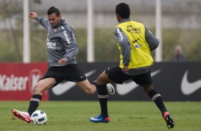 Leandro Castn e Elias durante o treino do Corinthians que aconteceu esta tarde no CT Joaquim Grava, no Parque Ecolgico do Tiete. O time se prepara para o jogo contra o Vasco da Gama, dia 06/07, quarta-feira, a noite, no estdio do Pacaembu, pela 8 rodada do Brasileiro 2011