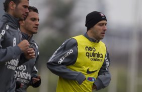 Leandro Castn; Fabio Santos e Alessandro durante o treino do Corinthians que aconteceu esta tarde no CT Joaquim Grava, no Parque Ecolgico do Tiete. O time se prepara para o jogo contra o Vasco da Gama, dia 06/07, quarta-feira, a noite, no estdio do Pacaembu, pela 8 rodada do Brasileiro 2011