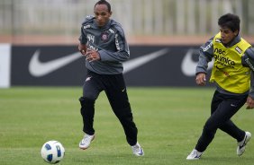 Liedson e Moradei durante o treino do Corinthians que aconteceu esta tarde no CT Joaquim Grava, no Parque Ecolgico do Tiete. O time se prepara para o jogo contra o Vasco da Gama, dia 06/07, quarta-feira, a noite, no estdio do Pacaembu, pela 8 rodada do Brasileiro 2011