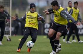 Nene Bonilha e Bruno Octavio durante o treino do Corinthians que aconteceu esta tarde no CT Joaquim Grava, no Parque Ecolgico do Tiete. O time se prepara para o jogo contra o Vasco da Gama, dia 06/07, quarta-feira, a noite, no estdio do Pacaembu, pela 8 rodada do Brasileiro 2011