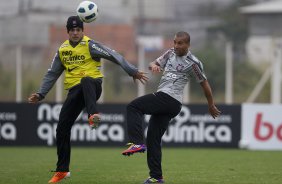 Nene Bonilha e Emerson durante o treino do Corinthians que aconteceu esta tarde no CT Joaquim Grava, no Parque Ecolgico do Tiete. O time se prepara para o jogo contra o Vasco da Gama, dia 06/07, quarta-feira, a noite, no estdio do Pacaembu, pela 8 rodada do Brasileiro 2011