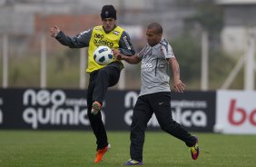 Nene Bonilha e Emerson durante o treino do Corinthians que aconteceu esta tarde no CT Joaquim Grava, no Parque Ecolgico do Tiete. O time se prepara para o jogo contra o Vasco da Gama, dia 06/07, quarta-feira, a noite, no estdio do Pacaembu, pela 8 rodada do Brasileiro 2011