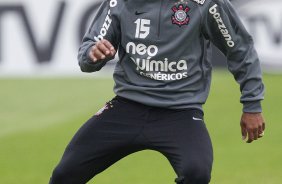 Paulinho durante o treino do Corinthians que aconteceu esta tarde no CT Joaquim Grava, no Parque Ecolgico do Tiete. O time se prepara para o jogo contra o Vasco da Gama, dia 06/07, quarta-feira, a noite, no estdio do Pacaembu, pela 8 rodada do Brasileiro 2011