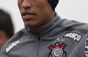 Paulinho durante o treino do Corinthians que aconteceu esta tarde no CT Joaquim Grava, no Parque Ecolgico do Tiete. O time se prepara para o jogo contra o Vasco da Gama, dia 06/07, quarta-feira, a noite, no estdio do Pacaembu, pela 8 rodada do Brasileiro 2011