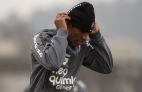 Paulinho durante o treino do Corinthians que aconteceu esta tarde no CT Joaquim Grava, no Parque Ecolgico do Tiete. O time se prepara para o jogo contra o Vasco da Gama, dia 06/07, quarta-feira, a noite, no estdio do Pacaembu, pela 8 rodada do Brasileiro 2011