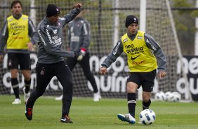 Paulinho e Morais durante o treino do Corinthians que aconteceu esta tarde no CT Joaquim Grava, no Parque Ecolgico do Tiete. O time se prepara para o jogo contra o Vasco da Gama, dia 06/07, quarta-feira, a noite, no estdio do Pacaembu, pela 8 rodada do Brasileiro 2011