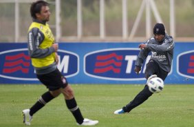 Paulo Andr e Jorge Henrique durante o treino do Corinthians que aconteceu esta tarde no CT Joaquim Grava, no Parque Ecolgico do Tiete. O time se prepara para o jogo contra o Vasco da Gama, dia 06/07, quarta-feira, a noite, no estdio do Pacaembu, pela 8 rodada do Brasileiro 2011