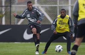 Ralf e Edenilson durante o treino do Corinthians que aconteceu esta tarde no CT Joaquim Grava, no Parque Ecolgico do Tiete. O time se prepara para o jogo contra o Vasco da Gama, dia 06/07, quarta-feira, a noite, no estdio do Pacaembu, pela 8 rodada do Brasileiro 2011