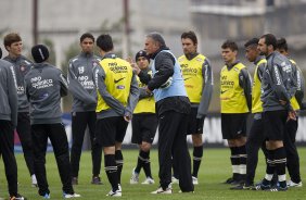 Tite conversa com o grupo de jogadores durante o treino do Corinthians que aconteceu esta tarde no CT Joaquim Grava, no Parque Ecolgico do Tiete. O time se prepara para o jogo contra o Vasco da Gama, dia 06/07, quarta-feira, a noite, no estdio do Pacaembu, pela 8 rodada do Brasileiro 2011