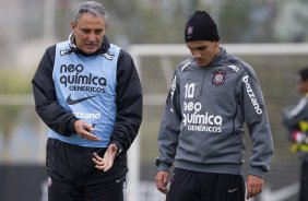 Tite e Fabio Santos durante o treino do Corinthians que aconteceu esta tarde no CT Joaquim Grava, no Parque Ecolgico do Tiete. O time se prepara para o jogo contra o Vasco da Gama, dia 06/07, quarta-feira, a noite, no estdio do Pacaembu, pela 8 rodada do Brasileiro 2011