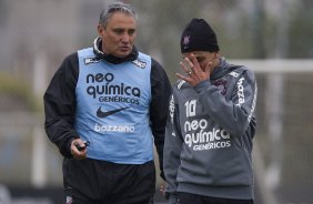 Tite e Fabio Santos durante o treino do Corinthians que aconteceu esta tarde no CT Joaquim Grava, no Parque Ecolgico do Tiete. O time se prepara para o jogo contra o Vasco da Gama, dia 06/07, quarta-feira, a noite, no estdio do Pacaembu, pela 8 rodada do Brasileiro 2011