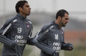 Wallace e Danilo durante o treino do Corinthians que aconteceu esta tarde no CT Joaquim Grava, no Parque Ecolgico do Tiete. O time se prepara para o jogo contra o Vasco da Gama, dia 06/07, quarta-feira, a noite, no estdio do Pacaembu, pela 8 rodada do Brasileiro 2011