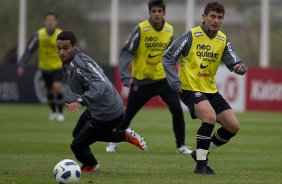 Welder e Alex durante o treino do Corinthians que aconteceu esta tarde no CT Joaquim Grava, no Parque Ecolgico do Tiete. O time se prepara para o jogo contra o Vasco da Gama, dia 06/07, quarta-feira, a noite, no estdio do Pacaembu, pela 8 rodada do Brasileiro 2011