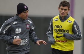 Willian e Alex durante o treino do Corinthians que aconteceu esta tarde no CT Joaquim Grava, no Parque Ecolgico do Tiete. O time se prepara para o jogo contra o Vasco da Gama, dia 06/07, quarta-feira, a noite, no estdio do Pacaembu, pela 8 rodada do Brasileiro 2011