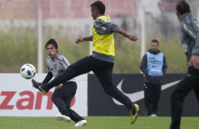 Willian e Denner durante o treino do Corinthians que aconteceu esta tarde no CT Joaquim Grava, no Parque Ecolgico do Tiete. O time se prepara para o jogo contra o Vasco da Gama, dia 06/07, quarta-feira, a noite, no estdio do Pacaembu, pela 8 rodada do Brasileiro 2011