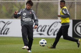 Willian e Denner durante o treino do Corinthians que aconteceu esta tarde no CT Joaquim Grava, no Parque Ecolgico do Tiete. O time se prepara para o jogo contra o Vasco da Gama, dia 06/07, quarta-feira, a noite, no estdio do Pacaembu, pela 8 rodada do Brasileiro 2011