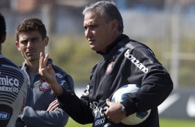 Alex, que entra no lugar de Jorge Henrique contundido, observa o tcnico Tite  durante o treino do Corinthians que aconteceu esta manh no CT Joaquim Grava, no Parque Ecolgico do Tiete. O time se prepara para o jogo contra o Atltico-GO, dia 10/07, domingo a tarde, no estdio Serra Dourada, pela 9 rodada do Brasileiro 2011