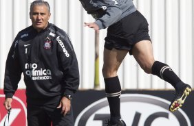 Alex, que entra no lugar de Jorge Henrique contundido, e observado pelo tcnico Tite  durante o treino do Corinthians que aconteceu esta manh no CT Joaquim Grava, no Parque Ecolgico do Tiete. O time se prepara para o jogo contra o Atltico-GO, dia 10/07, domingo a tarde, no estdio Serra Dourada, pela 9 rodada do Brasileiro 2011