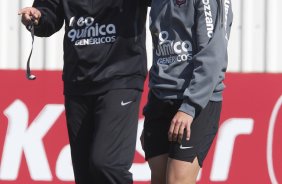 Alex, que entra no lugar de Jorge Henrique contundido, e observado pelo tcnico Tite  durante o treino do Corinthians que aconteceu esta manh no CT Joaquim Grava, no Parque Ecolgico do Tiete. O time se prepara para o jogo contra o Atltico-GO, dia 10/07, domingo a tarde, no estdio Serra Dourada, pela 9 rodada do Brasileiro 2011