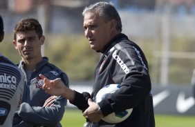 Alex, que entra no lugar de Jorge Henrique contundido, observa o tcnico Tite durante o treino do Corinthians que aconteceu esta manh no CT Joaquim Grava, no Parque Ecolgico do Tiete. O time se prepara para o jogo contra o Atltico-GO, dia 10/07, domingo a tarde, no estdio Serra Dourada, pela 9 rodada do Brasileiro 2011