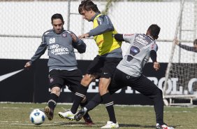 Chico; Paulo Andr e Denner(costas) durante o treino do Corinthians que aconteceu esta manh no CT Joaquim Grava, no Parque Ecolgico do Tiete. O time se prepara para o jogo contra o Atltico-GO, dia 10/07, domingo a tarde, no estdio Serra Dourada, pela 9 rodada do Brasileiro 2011