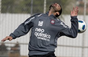 Danilo durante o treino do Corinthians que aconteceu esta manh no CT Joaquim Grava, no Parque Ecolgico do Tiete. O time se prepara para o jogo contra o Atltico-GO, dia 10/07, domingo a tarde, no estdio Serra Dourada, pela 9 rodada do Brasileiro 2011