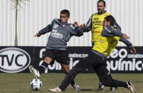 Douglas; Danilo(c) e Fabio Santos durante o treino do Corinthians que aconteceu esta manh no CT Joaquim Grava, no Parque Ecolgico do Tiete. O time se prepara para o jogo contra o Atltico-GO, dia 10/07, domingo a tarde, no estdio Serra Dourada, pela 9 rodada do Brasileiro 2011