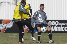 Edenilson e Douglas durante o treino do Corinthians que aconteceu esta manh no CT Joaquim Grava, no Parque Ecolgico do Tiete. O time se prepara para o jogo contra o Atltico-GO, dia 10/07, domingo a tarde, no estdio Serra Dourada, pela 9 rodada do Brasileiro 2011