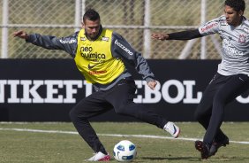 Leandro Castn e Wallace durante o treino do Corinthians que aconteceu esta manh no CT Joaquim Grava, no Parque Ecolgico do Tiete. O time se prepara para o jogo contra o Atltico-GO, dia 10/07, domingo a tarde, no estdio Serra Dourada, pela 9 rodada do Brasileiro 2011