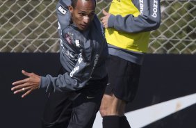Liedson e Danilo durante o treino do Corinthians que aconteceu esta manh no CT Joaquim Grava, no Parque Ecolgico do Tiete. O time se prepara para o jogo contra o Atltico-GO, dia 10/07, domingo a tarde, no estdio Serra Dourada, pela 9 rodada do Brasileiro 2011