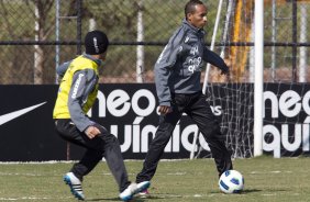 Morais e Liedson durante o treino do Corinthians que aconteceu esta manh no CT Joaquim Grava, no Parque Ecolgico do Tiete. O time se prepara para o jogo contra o Atltico-GO, dia 10/07, domingo a tarde, no estdio Serra Dourada, pela 9 rodada do Brasileiro 2011