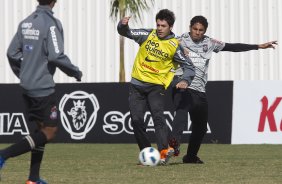 Nene Bonilha e Wallace durante o treino do Corinthians que aconteceu esta manh no CT Joaquim Grava, no Parque Ecolgico do Tiete. O time se prepara para o jogo contra o Atltico-GO, dia 10/07, domingo a tarde, no estdio Serra Dourada, pela 9 rodada do Brasileiro 2011